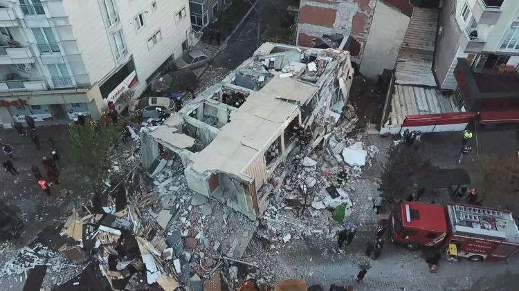 <p>Binanın 1999 depreminden sonra yapılmış olabileceğini tahmin ettiğini ifade eden Büyükgöz, <strong><span style="color:rgb(165, 42, 42)"><em>"Alanda metro çalışması var. Ondan kaynaklı olup olmayacağı yönündeki araştırmamız var. Önce can konusuyla ilgileniyoruz."</em></span> </strong>diye konuştu. </p>