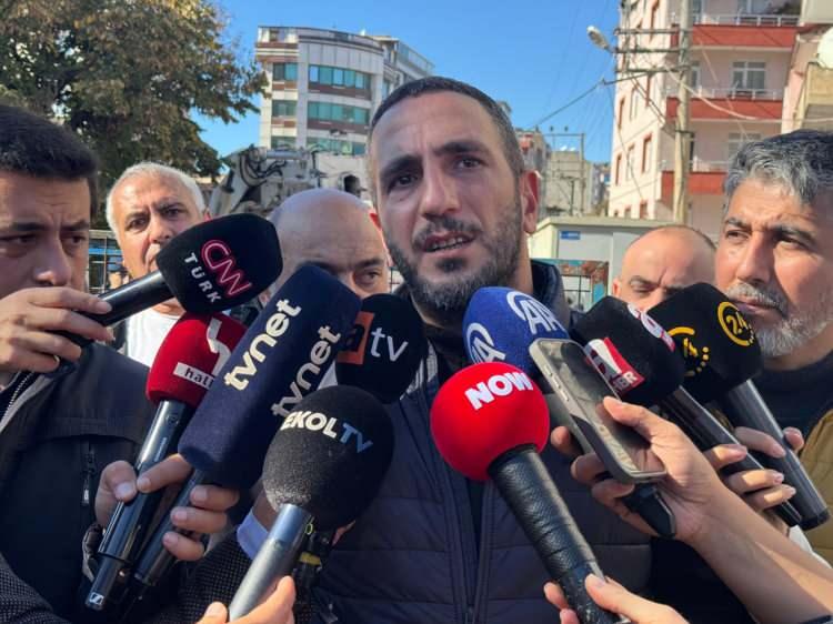 <p><span style="color:#A52A2A"><strong>ECZANE SAHİBİ AÇIKLAMA YAPTI</strong></span></p>
<p> </p>
<p>Eczanenin sahibi Uğur Aydın, binanın kolonlarında herhangi bir çatlaklık bulunmadığını, eczanenin girişinde mermerle kaplı olan yerde çökme yaşandığını söyledi.</p>