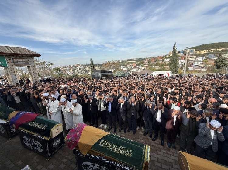 <p>Yangında hayatını kaybeden Tuğba Taşdemir (17) ve kuzeni Nisanur Taşdemir (15) ile Cansu Esetoğlu'nun (15) cenazesi morgdan alınarak Kayapınar Mahallesi’ndeki Kayapınar Mezarlığı'na getirildi.</p>
