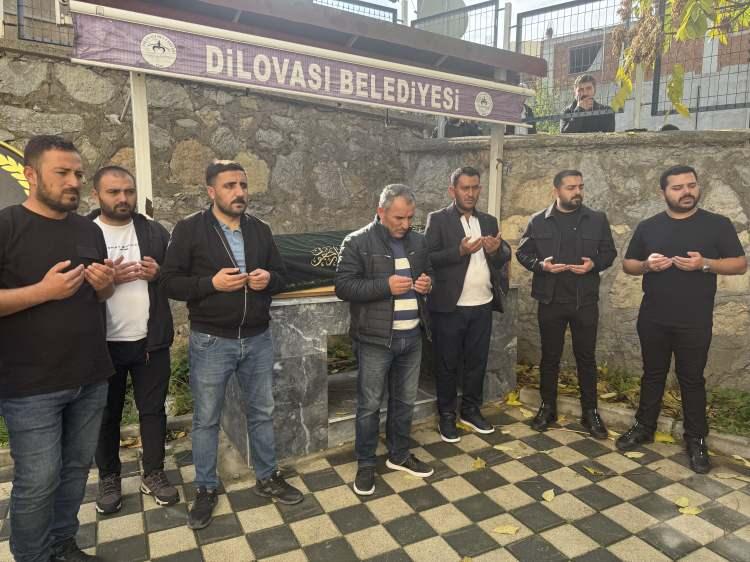 <p>Gikan'ın cenazesi, namazın ardından Orhangazi Mezarlığı'nda defnedildi.</p>