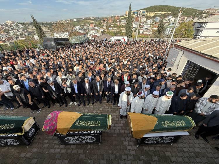 <p>Tören sırasında Esma Gikan'ın eşi Aytekin Gikan ve çocukları, tabuta sarılarak gözyaşı döktü.</p><p> </p>