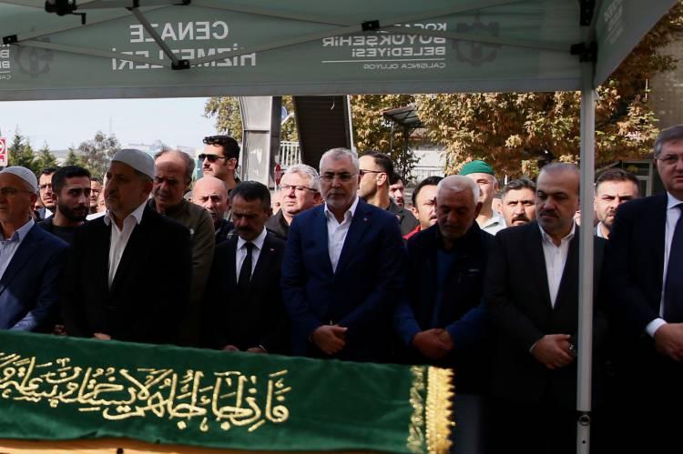 <p>Burada kılınan namazın ardından Yılmaz'ın cenazesi, Kayapınar Mezarlığı'nda toprağa verildi.</p><p> </p>