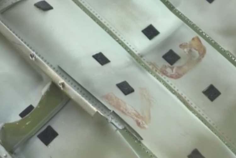 <p>Enkaz çevresinde Türkiye'nin talebi üzerine geniş çaplı güvenlik önlemleri alındı.</p><p>Bir süre sonra bölgeye Türk kaza kırım ekipleri <a href=