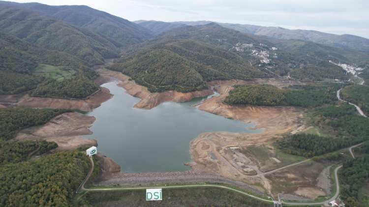 <p>Yalova’nın 20-25 günlük içme suyunun kaldığını söyleyen Vali Hülya Kaya, vatandaşlara su tasarrufu çağrısında bulundu.</p><p>​</p>