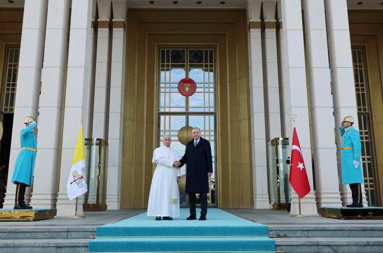 <p>Papa 14. Leo aynı zamanda bir devlet başkanı olduğu için Anıtkabir'e bir ziyaret gerçekleştirdi ve Cumhurbaşkanı Recep Tayyip Erdoğan tarafından kabul edildi. </p>
