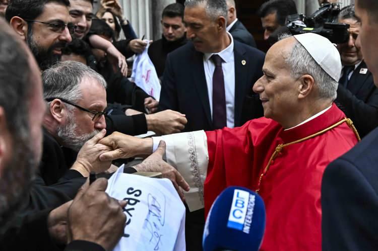 <p>Bunun ardından Papa 14. Leo İstanbul’da hem Katolik din adamlarıyla hem de Fener Rum Patriği Bartholomeos ile görüştü. </p>
