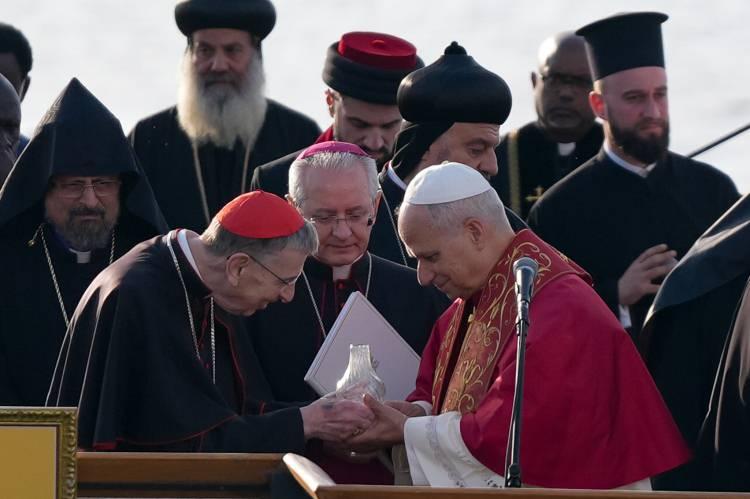 <p>325 yılında Roma İmparatoru I. Konstantin’in çağrısıyla düzenlenen Birinci İznik Konsili, Hristiyanlığın temel tartışmalarını ele aldı. Bu toplantıda özellikle İsa’nın tanrısal niteliği üzerinde duruldu; Arius’un “İsa yaratılmıştır” görüşü reddedildi ve Hristiyan inancının temel metinlerinden biri sayılan İznik İnanç Bildirgesi kabul edildi.</p>
