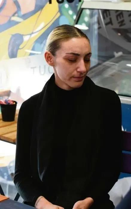 <p>Soruşturmaya göre, Gülter ile arkadaşı Ulu, yüksek oranda alkol alan Güllü banyoya gittikten sonra penceresi yere yakın olan odaya gidip pencereyi açtı.</p>