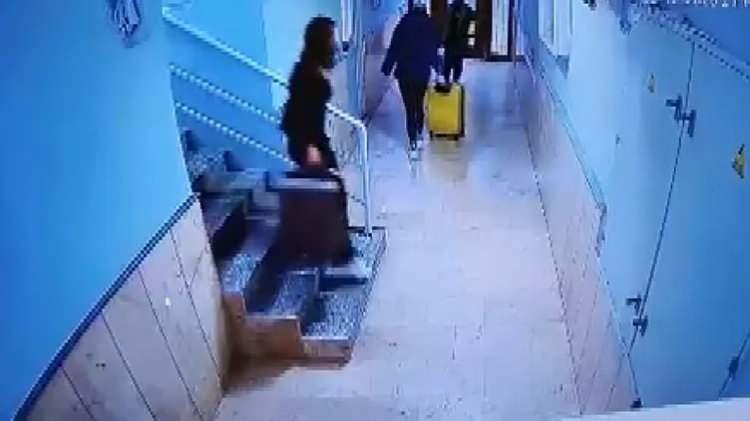 <p><strong>VALİZLER BAGAJDAYKEN GÖZALTI</strong></p><p>Güllü'nün kızı Gülter ve arkadaşı Ulu, Büyükçekmece'deki Ertürkler Caddesi Akdil Sokak Dolunay Sitesi'nden önceki akşam 21.45'te valizlerle çıktı.</p><p>İkili, valizleri otomobilin bagajına yükledikleri sırada <strong>