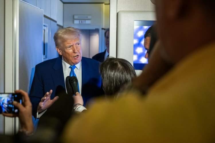 <p><span style="color:#B22222"><strong>TRUMP'IN İKİNCİ D&Ouml;NEMİYLE SERTLEŞEN VENEZUELA POLİTİKASI</strong></span></p>

<p>&nbsp;</p>

<p>Maduro'nun siyasi kariyerinde dikkat &ccedil;eken d&ouml;neme&ccedil;lerden biri de Trump'ın ABD'de ikinci d&ouml;nem başkanlığa se&ccedil;ilmesiydi. Venezuela politikasını sertleştiren Trump, 2025'te Maduro'yu ter&ouml;r &ouml;rg&uuml;t&uuml; lideri ilan etti. Trump y&ouml;netimi uyuşturucu karteli "Cartel de los Soles"i yabancı "ter&ouml;r &ouml;rg&uuml;t&uuml;" ilan ederken Maduro'yu da bu kartelin lideri olmakla su&ccedil;ladı.&nbsp;</p>

<p>&nbsp;</p>
