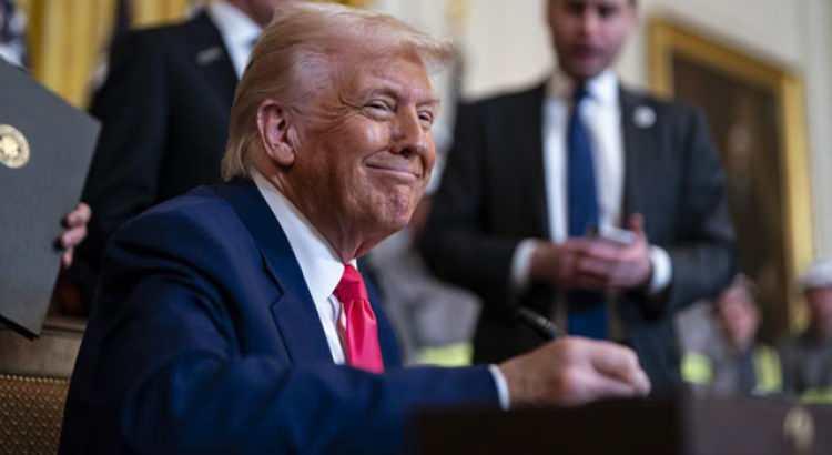 <p>Caracas da bu hamleyi, "gayri meşru" bir askeri m&uuml;dahalenin &ouml;n&uuml;n&uuml; a&ccedil;mayı ama&ccedil;layan "g&uuml;l&uuml;n&ccedil; bir yalan" olarak tanımladı. Venezuela Dışişleri Bakanlığı b&ouml;yle bir &ouml;rg&uuml;t&uuml;n varlığını "kesin bir dille reddetti.</p>

<p>&nbsp;</p>
