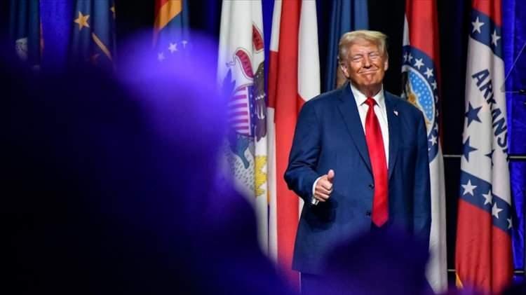 <p><span style="color:#B22222"><strong>İLK AMBARGO 2005'TE</strong></span></p>

<p>&nbsp;</p>

<p>ABD, 2005 yılından bu yana Venezuela'ya ambargo uygulamaya başladı, 2017'den sonra yaptırımlar daha da ağırlaştı. Trump, başkanlığının ilk d&ouml;neminde 2019'da Venezuela'nın devlet petrol şirketi "Petroleos de Venezuela"dan t&uuml;m ham petrol ithalatını durdurmuştu. Trump'tan sonra iktidara gelen Joe Biden, akaryakıt fiyatlarını d&uuml;ş&uuml;rebilmek i&ccedil;in 2022'de Amerikan petrol devi Chevron'a Venezuela'da faaliyet izni verdi.</p>
