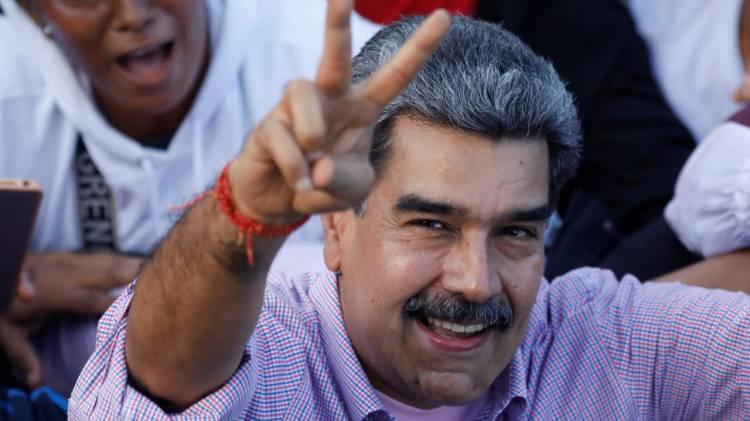 <p><span style="color:#B22222"><strong>OTOB&Uuml;S ŞOF&Ouml;RL&Uuml;Ğ&Uuml;NDEN DEVLET BAŞKANLIĞINA</strong></span></p>

<p>&nbsp;</p>

<p>Nicolas Maduro, 1962'de solcu bir ailenin oğlu olarak d&uuml;nyaya geldi. Babası sendika lideriydi. O da lisede &ouml;ğrenci sendikası lideri oldu.</p>
