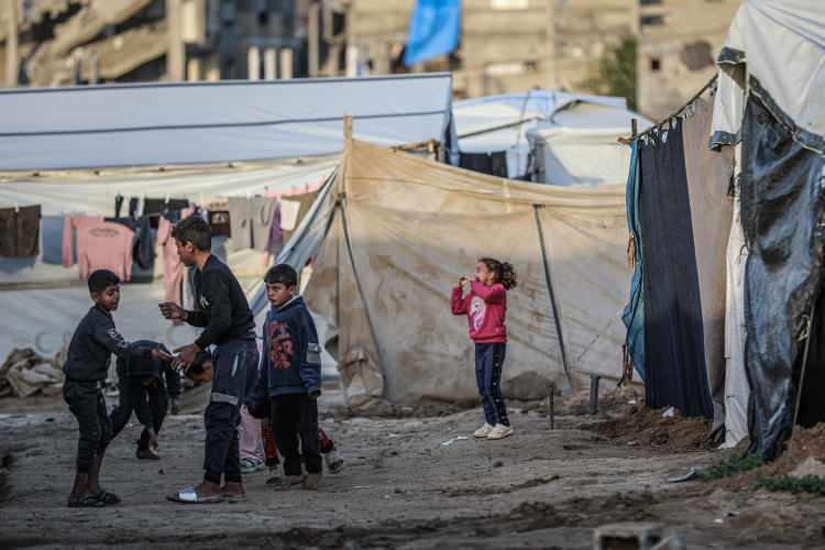 <p>Gazze Şeridi&rsquo;nin kuzeyinde de İsrail&rsquo;e ait savaş uçakları, Cibaliya&rsquo;nın doğusu ile Beyt Lahiya&rsquo;da hava saldırıları düzenledi ve bazı binaları havaya uçurdu. Söz konusu saldırılar topçu bombardımanıyla eş zamanlı yürütüldü.</p>