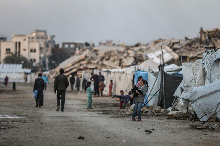 <p>Sağlık kaynaklarından alınan bilgiye göre, Gazze&rsquo;nin güneyindeki Han Yunus kentine bağlı Beni Suheyla bölgesinde İsrail&rsquo;e ait bir insansız hava aracının (İHA) hedef alması sonucu, Filistinli Muhammed ve Enes Ebu Asi&rsquo;nin cenazeleri, Han Yunus&rsquo;taki Nasır Hastanesi&rsquo;ne getirildi.</p>