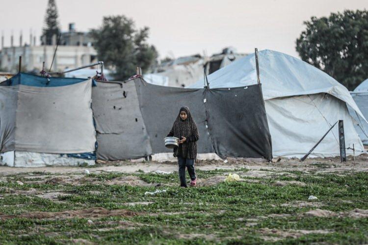 <p>İsrail ordusunun daha önce ateşkes kapsamında çekildiği Gazze kentinin Tuffah Mahallesi&rsquo;nin doğusunda, 31 yaşındaki Filistinli Muhammed Macid el-Caberi İsrail askerlerinin açtığı ateş sonucu hayatını kaybetti.</p>