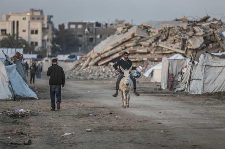 <div>İSRAİL ORDUSUNUN GAZZE ŞERİDİ'NE DÜZENLEDİĞİ SALDIRILARDA 4 FİLİSTİNLİYİ HAYATINI KAYBETTİ</div><div> </div><div>İsrail ordusunun Gazze Şeridi&rsquo;nin kuzey, orta ve güney kesimlerinde düzenlediği saldırılarda 4 Filistinliyi yaşamını yitirdi.</div><div> </div>