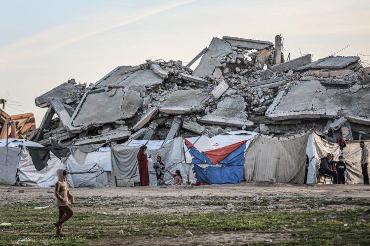 <p>İsrail donanmasına ait savaş gemileri de Gazze&rsquo;nin kuzeyindeki kıyı bölgelerine çok sayıda top mermisi ateşledi.</p>