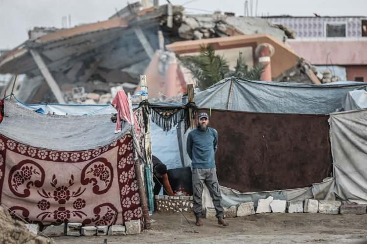 <p>Sağlık kaynakları, göğsünden vurulan Caberi&rsquo;nin Gazze kent merkezindeki bir hastaneye kaldırıldığını ancak kurtarılamadığını aktardı.</p>