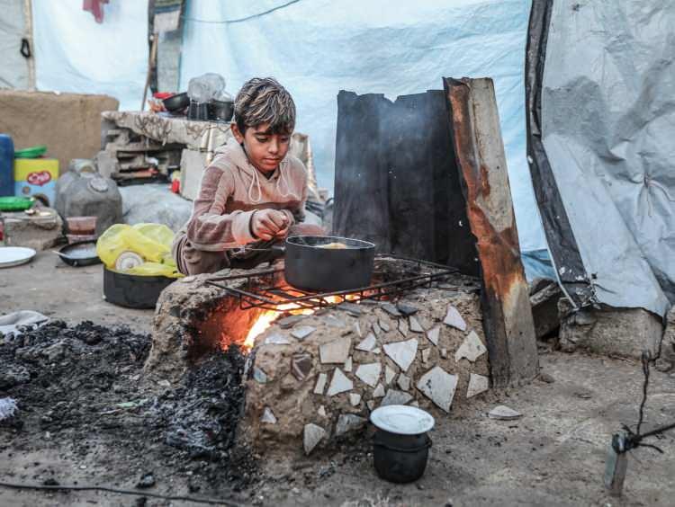 <p>Gazze Şeridi'nin orta kesiminde yer alan Megazi Mülteci Kampı&rsquo;nın doğusunda da İsrail&rsquo;e ait bir İHA&rsquo;dan atılan füzeyle hedef alınan Muhammed el-Harazin isimli Filistinli hayatını kaybetti, 4 kişi yaralandı.</p>
