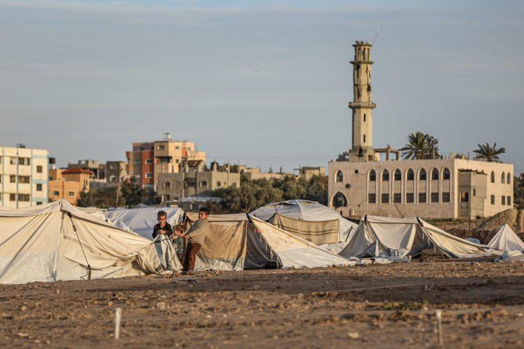 <p>İsrail&rsquo;e ait savaş uçakları, Gazze&rsquo;nin orta kesiminde yer alan Bureyc Mülteci Kampı&rsquo;nın doğusundaki birçok bölgeyi bombalarken, güneyde ise Refah kentinin güneybatısındaki alanlara hava saldırıları düzenledi.</p>