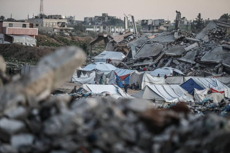 <p>İsrail ordusu, gece saatlerinde Gazze Şeridi&rsquo;nin güney, orta ve kuzeyindeki çeşitli bölgelere hava, kara ve denizden saldırlar düzenlemişti.</p>