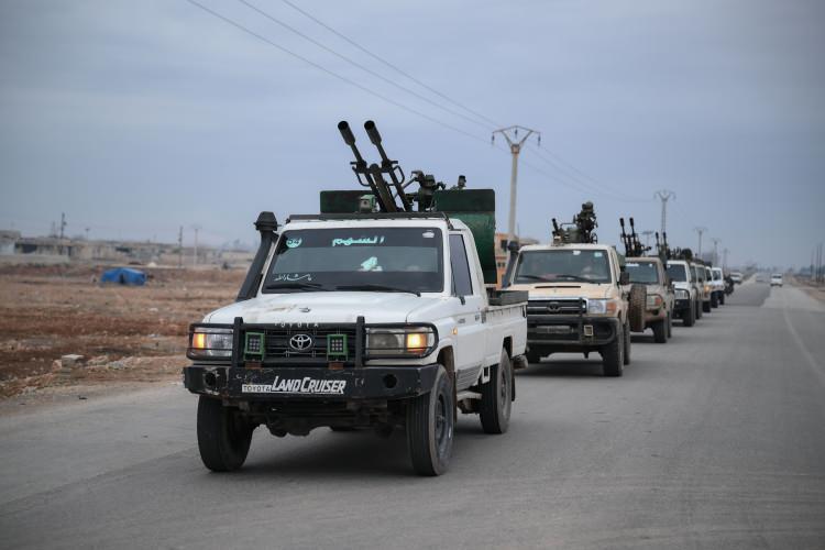 <p>Yollarda yer alan toprak bariyerlerin kaldırılmasının ardından Suriye ordusu Deyr Hafir&rsquo;de kontrol&uuml; sağlamak amacıyla kentin batısından b&ouml;lgeye giriş yaptı.</p>
