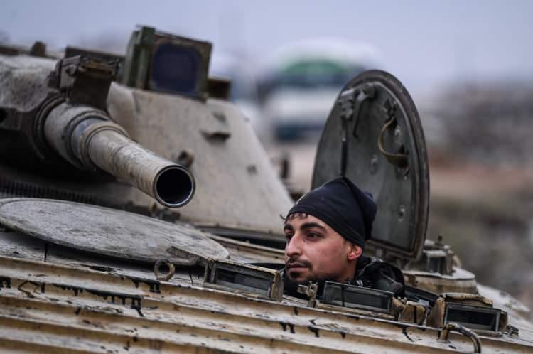 <p>Suriye ordusu, YPG/SDG&rsquo;nin işgalinde olan Deyr Hafir'e operasyon i&ccedil;in d&uuml;n akşam saatlerinde d&uuml;ğmeye bastı.&nbsp;</p>
