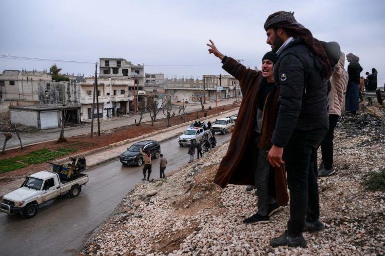 <p>Ordu birlikleri, Deyr Hafir'in i&ccedil; mahallelerine girmesiyle b&ouml;lgedeki vatandaşlar tarafından karşılandı.</p>
