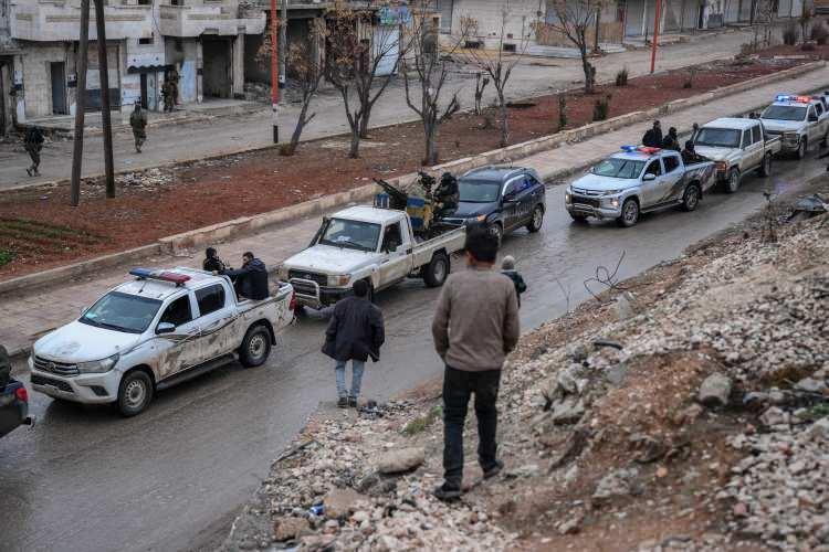 <p><strong>Suriye ordusu, Fırat Nehri&rsquo;nin batısında YPG/SDG işgalindeki Deyr Hafir&rsquo;den sonra Meskene&rsquo;yi de kontrol&uuml;ne alırken, il sınırlarına girdiği Rakka'nın g&uuml;neybatısında tahkimat yapıyor.</strong></p>
