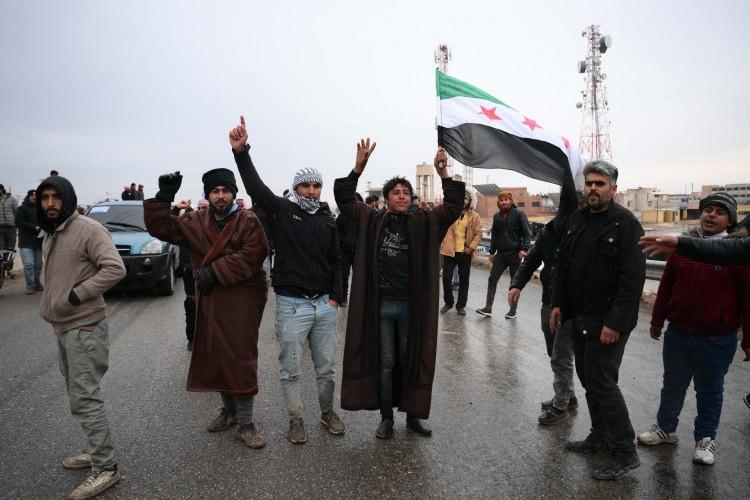 <p>SDG, FIRAT'IN DOĞUSUNA &Ccedil;EKİLDİ</p>

<p>SDG mensupları, 10 Mart Anlaşması'ın şartlarına uyma konusundaki iyi niyetlerini g&ouml;stermek amacıyla Halep'teki temas hattından &ccedil;ekildi.</p>

<p>SDG Komutanı Mazlum Abdi, &ldquo;G&uuml;&ccedil;lerimizi Fırat'ın doğusunda yeniden konuşlandırma kararı aldık. Bu kararı dost &uuml;lkeler ve arabulucuların &ccedil;ağrıları doğrultusunda, entegrasyon s&uuml;recini tamamlama amacıyla aldık.&rdquo; dedi.&nbsp;<br />
&nbsp;</p>
