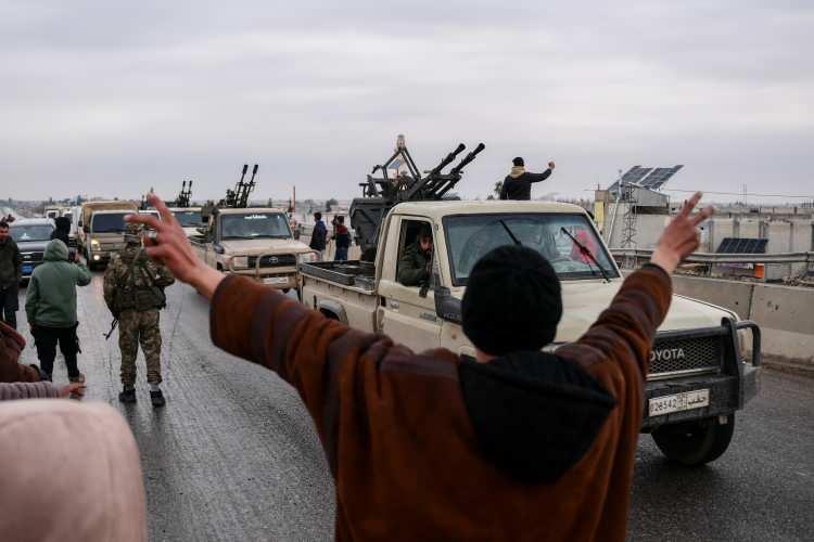 <p>DEYR HAFİR KONTROL ALTINA ALINDI</p>

<p>SANA'nın duyurusunda, "Ter&ouml;rist milislerinin ve SDG ile ittifak halindeki eski rejimin kalıntılarının mevzilerine karşı misillememiz başladı" denildi.&nbsp;</p>
