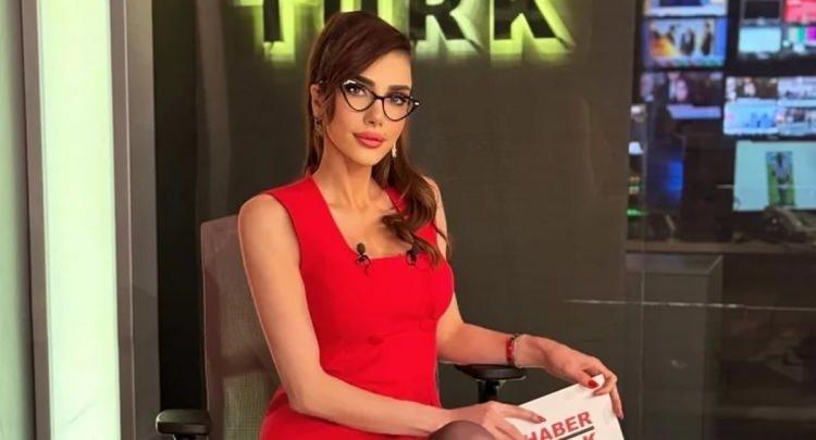 <p><span style="color:#B22222"><strong>ELA R&Uuml;MEYSA CEBECİ</strong></span></p>

<p>&nbsp;</p>

<p>Aylık gelirinin 120 bin lira olduğunu iddia etti.</p>

<p>&nbsp;</p>
