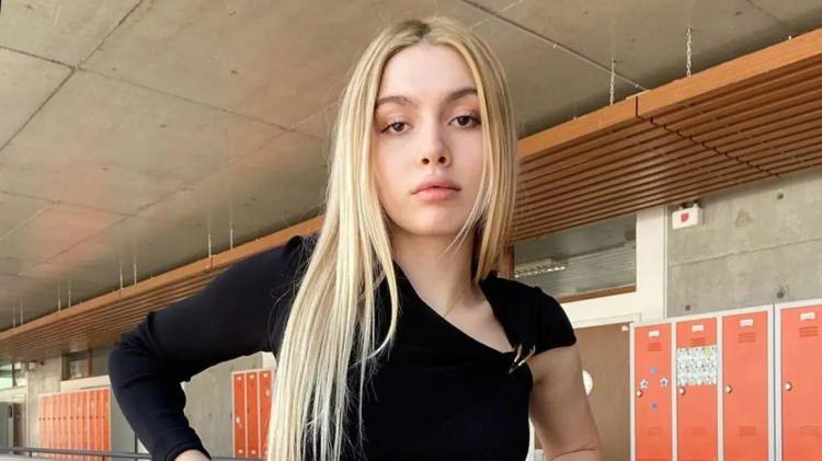 <p><span style="color:#B22222"><strong>ALEYNA TİLKİ&nbsp;</strong></span><br />
<br />
<br />
<br />
Aleyna Tilki'nin 2025 yılı itibarıyla tahmini toplam serveti 1 milyar TL'nin &uuml;zerinde olarak değerlendiriliyor.</p>

<p>Bazı kaynaklar, Tilki'nin bug&uuml;ne kadar elde ettiği varlığın 25 milyon dolara (yaklaşık 850 milyon TL) ulaştığını belirtiyor.</p>
