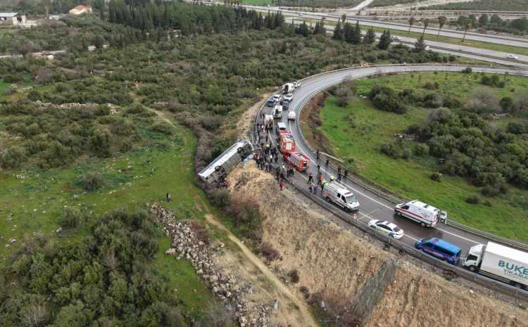 <p>Antalya'da yolcu otob&uuml;s&uuml;n&uuml;n kontrolden &ccedil;ıkarak devrilmesi sonucu meydana gelen trafik kazasında &ccedil;ok sayıda kişi yaralandı.&nbsp;</p>
