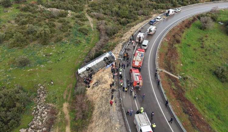 <p>Antalya Valisi Hulusi Şahin, "Otob&uuml;s kazasında ilk belirlemelere g&ouml;re, 8 &ouml;l&uuml;, 26 yaralımız var" a&ccedil;ıklamasında bulundu.</p>
