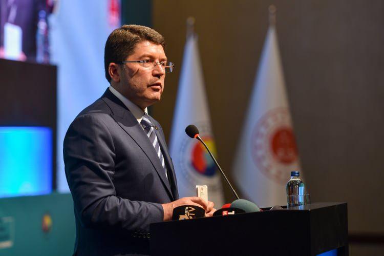 <p>Adalet Bakanı Yılmaz Tun&ccedil; g&ouml;revden alınırken yerine İstanbul Cumhuriyet Başsavcısı Akın G&uuml;rlek getirildi.</p>
