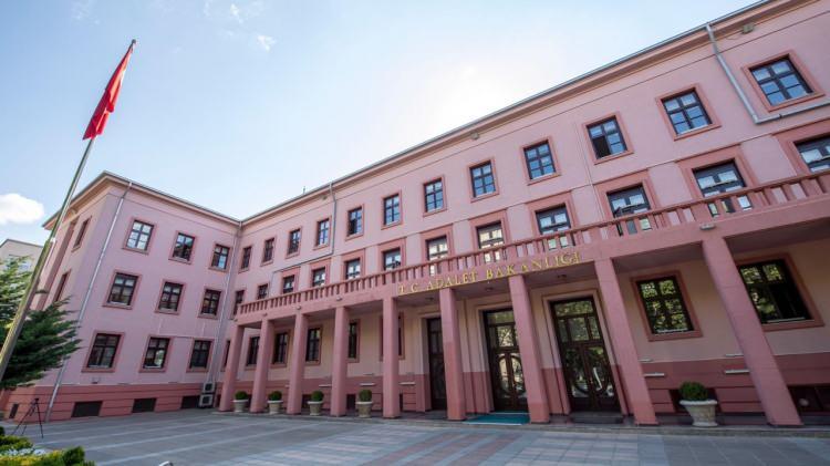 <p>Resmi Gazete kararına g&ouml;re Adalet Bakanlığı'nda da değişikliğe gidildi.</p>
