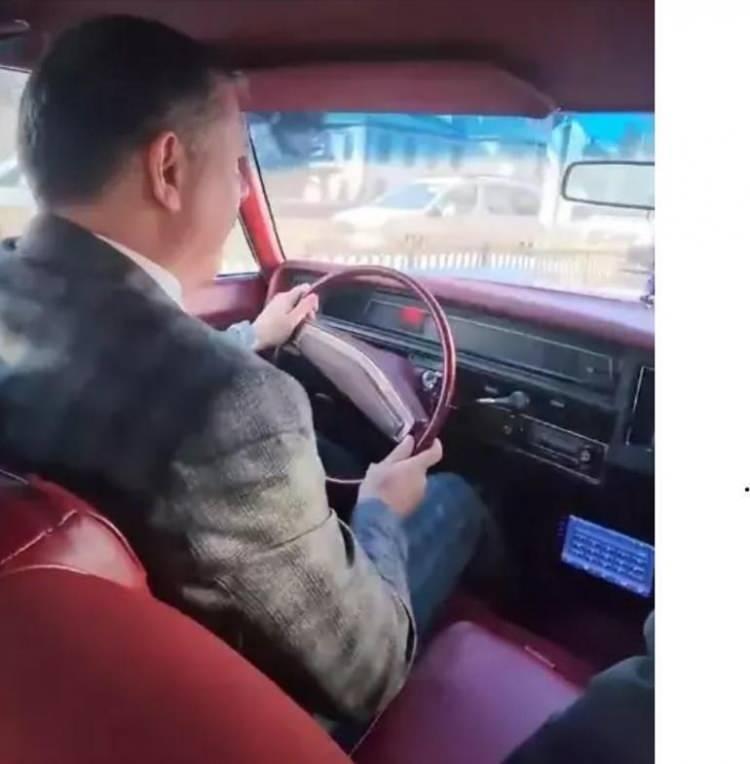 <p><span style="color:#B22222"><strong>T&Uuml;RKEŞ'İN ARABASIYLA G&Uuml;NDEM OLDU</strong></span></p>

<p>İ&ccedil;işleri Bakanı Mustafa &Ccedil;ift&ccedil;i'nin, Alparslan T&uuml;rkeş'in ilk sahibi olduğu arabayla Erzurum sokaklarında Ferdi Tayfur'un "Hatıran Yeter" şarkısıyla seyahati dikkat &ccedil;ekmiş, g&ouml;r&uuml;nt&uuml; g&uuml;nlerce konuşulmuştu.</p>
