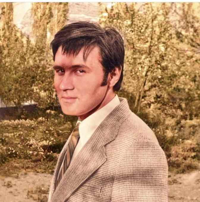 <p><span style="color:#B22222"><strong>GEN&Ccedil;LİK YILLARI</strong></span></p>

<p>&nbsp;</p>

<p><span style="color:inherit">Yıl 1972, yaş 25.</span></p>
