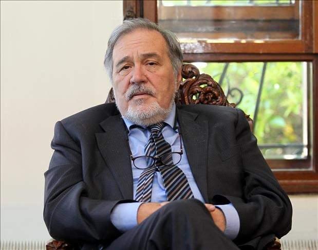 <p><span style="color:#B22222"><strong>EN SEVDİĞİ ŞEHİRLER</strong></span></p>

<p>Ortaylı, tarih ve k&uuml;lt&uuml;rle harmanladığı seyahat &ouml;nerileriyle de tanınıyor.</p>

<p>Kendisinin &ouml;zellikle Tarihi ve k&uuml;lt&uuml;rel zenginlikleri sebebiyle g&ouml;rmeden &ouml;lmeyin dediği şehirler arasında:</p>

<p>Buhara (&Ouml;zbekistan)</p>

<p>Semerkant (&Ouml;zbekistan)</p>

<p>gibi Orta Asya&rsquo;nın tarihi şehirleri bulunuyor.</p>

<p>Ayrıca İstanbul, Kastamonu gibi T&uuml;rkiye&rsquo;nin tarihi şehirlerine de sık&ccedil;a vurgu yapıyorDU.</p>
