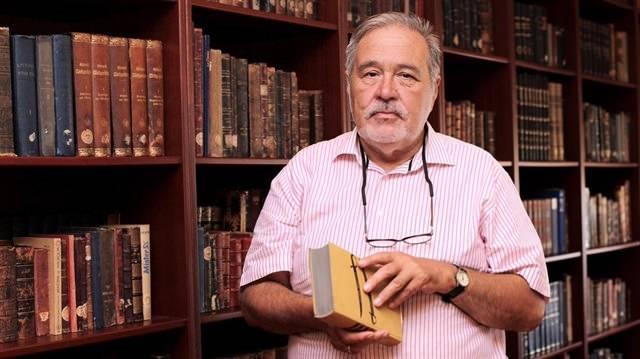 <p><span style="color:#B22222"><strong>AKADEMİDEKİ LAKAPLARI</strong></span></p>

<p>&nbsp;</p>

<p>Resm&icirc; ve pop&uuml;ler bazı kaynaklar Ortaylı&rsquo;ya &ldquo;yaşayan k&uuml;t&uuml;phane&rdquo; gibi lakaplar taktığını belirtir bu lakap, onun geniş bilgi birikimi ve k&uuml;lt&uuml;rel hafızası nedeniyle verilmiştir.</p>

<p>Bu ifade, akademik &ccedil;evreler ile halk arasında Ortaylı&rsquo;nın bilgi ve tecr&uuml;besine duyulan saygının g&ouml;stergesidir.</p>
