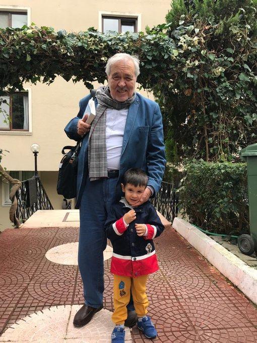 <p><span style="color:#B22222"><strong>İLBER ORTAYLI VE TORUNU</strong></span></p>

<p><br />
<br />
X hesabındaki paylaşımda şu ifaleri kullanmıştı....</p>

<p>&nbsp;</p>

<p>''Dedelik &ccedil;ok iyi bir şey. Onun seninle bir bağı olması değil heyecan veren; k&uuml;&ccedil;&uuml;k bir insanın b&uuml;y&uuml;d&uuml;ğ&uuml;n&uuml;, hayata bağlandığını g&ouml;rmek heyecanlandırıyor. Torun insanı hayata bağlıyor, toprağa bağlıyor, geleceğe bağlıyor.''</p>
