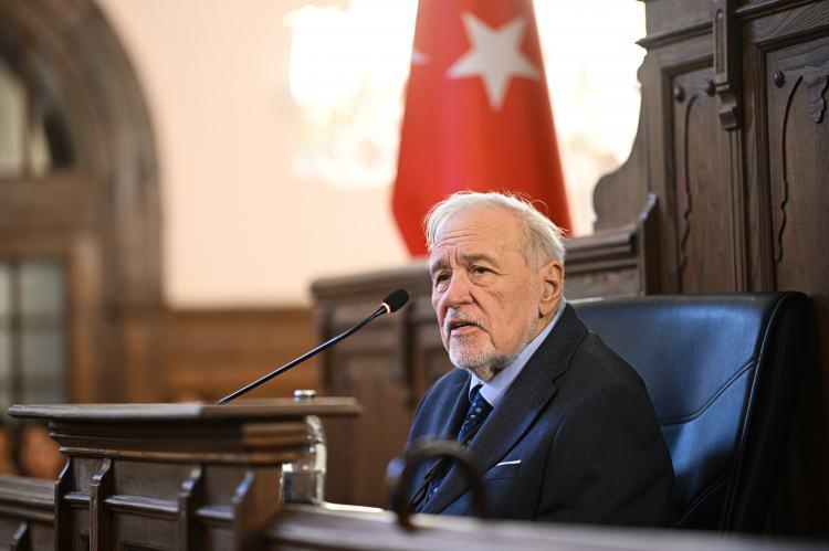 <p>Babasının uluslararası akademik &ccedil;evrelerde de saygı duyulan bir isim olduğunu belirten Kazıcı, <em><strong>"Sadece &uuml;lke i&ccedil;in değil, uluslararası akademik camiada da &ccedil;ok sevilen sayılan bir meslektaşınız oldu. B&uuml;t&uuml;n bu kurumların arasında Galatasaray &Uuml;niversitesinin, hem akademik hayatında hem de kişisel d&uuml;nyasında &ccedil;ok &ouml;zel bir yeri olduğunu s&ouml;ylemek isterim."</strong></em> dedi.</p>

<p>&nbsp;</p>
