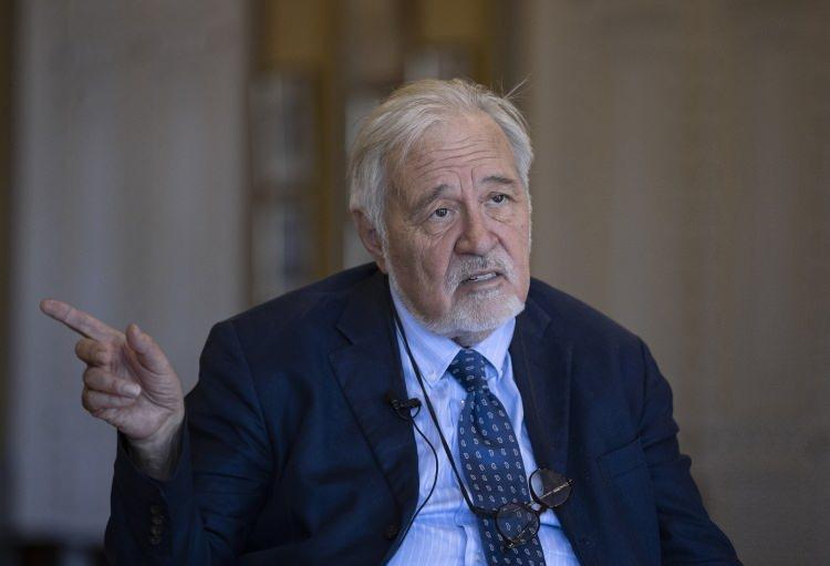 <p>Babasının Galatasaray &Uuml;niversitesi'ndeki &ouml;ğrencilerinden her zaman sevgi ve saygıyla s&ouml;z ettiğini aktaran Kazıcı, ş&ouml;yle devam etti:</p>
