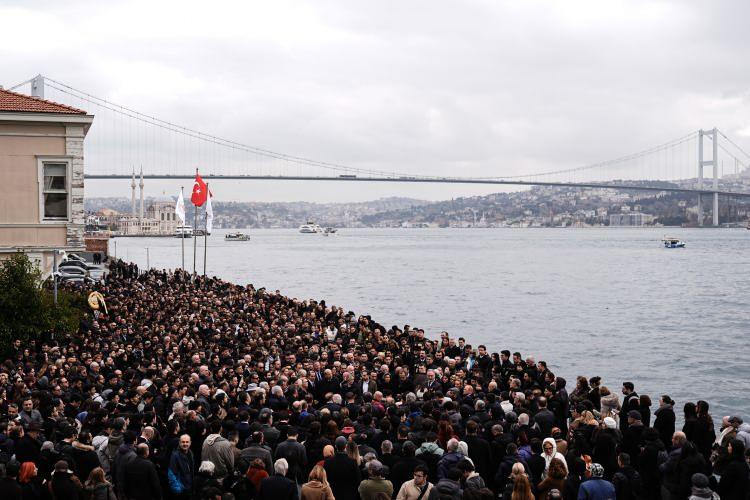 <p>Beşiktaş'taki &uuml;niversitenin İstanbul Boğazı'na bakan bah&ccedil;esinde yapılan t&ouml;rene, kızı Tuna Ortaylı Kazıcı, torunu Deniz Ali Kazıcı'nın yanı sıra CHP Genel Başkanı &Ouml;zg&uuml;r &Ouml;zel, eski Kuzey Kıbrıs T&uuml;rk Cumhuriyeti (KKTC) Cumhurbaşkanı Ersin Tatar, AK Parti Genel Başkan Yardımcısı H&uuml;seyin Yayman, Anahtar Parti Genel Başkanı Yavuz Ağıralioğlu, Ankara B&uuml;y&uuml;kşehir Belediye Başkanı Mansur Yavaş, Galatasaray Spor Kul&uuml;b&uuml; Başkanı Dursun &Ouml;zbek, akademisyenler, &ouml;ğrenciler ve yakınları katıldı.</p>

<p>&nbsp;</p>
