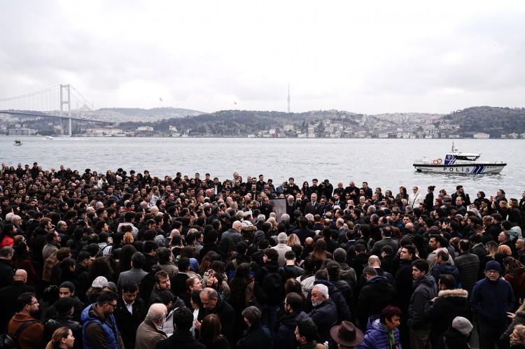 <p><em><strong>"Bu okulun T&uuml;rkiye i&ccedil;in ne kadar &ouml;nemli ve değerli bir kurum olduğunu, hukuk fak&uuml;ltesinden mezun olan &ouml;ğrencilerinin Hariciye sınavlarında nasıl başarılı olduğunu b&uuml;y&uuml;k bir mutlulukla anlatırdı. 'Galatasaray &Uuml;niversitesi'ndeki meslektaşları arasında kariyerinin en mutlu yıllarını yaşadı.' desem inanın hi&ccedil; abartmış olmam. &Ccedil;alışmaya başladığı ilk yıldan itibaren burada tanıdığı farklı kuşaklardan yaptığı derin entelekt&uuml;el konuşmalardan &ccedil;ok besleniyordu."</strong></em></p>
