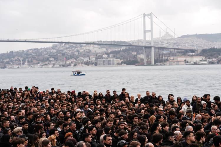 <p>Kazıcı, babasının akademisyenlik mesleğine &ccedil;ok kıymet verdiğini, akademik kariyeri boyunca yurt i&ccedil;i ve yurt dışında bir&ccedil;ok &uuml;niversitede hocalık yaptığını, konferans ve sempozyumlarda konuştuğunu dile getirdi.</p>

