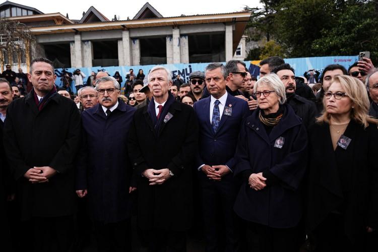<p>Kazıcı, babasının gen&ccedil; akademisyenlerle kurduğu samimi ilişkilere de değinerek, kendinden gen&ccedil; meslektaşları i&ccedil;in "Vay be. Sen şuna da bak, neler biliyor?" diye hayret i&ccedil;eren &ouml;vg&uuml;lerde bulunduğunu, onlarla akran gibi koridorda muzurluk yaptığını, onlara sataştığını ve kahkahalarla da g&uuml;ld&uuml;ğ&uuml;n&uuml; belirtti.</p>
