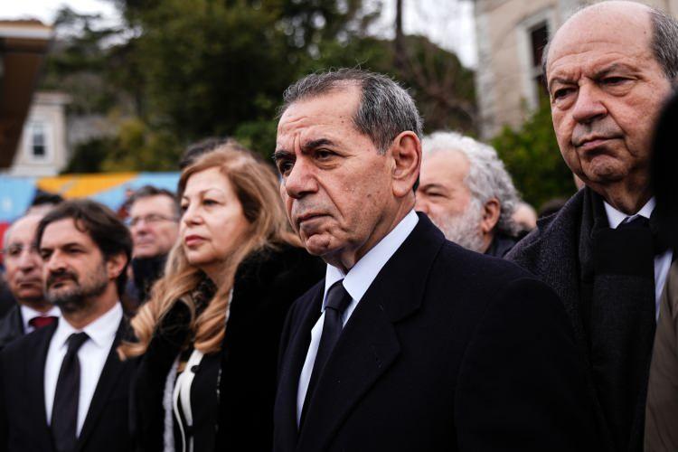 <p>Babasının, Galatasaray &Uuml;niversitesiyle eş zamanlı olarak Topkapı Sarayı'ndaki g&ouml;revine de başladığını aktaran Kazıcı, <em><strong>"O d&ouml;nemde arkamda bulunan &Uuml;sk&uuml;dar Sultantepe'de oturuyordu. Her yerde b&uuml;y&uuml;k bir keyifle 'İstanbul'un &uuml;&ccedil; yakasında evim var. Biri &Uuml;sk&uuml;dar, diğeri Topkapı Sarayı, sonuncusu da Galatasaray &Uuml;niversitesi' derdi."</strong> </em>ifadelerini kullandı.</p>
